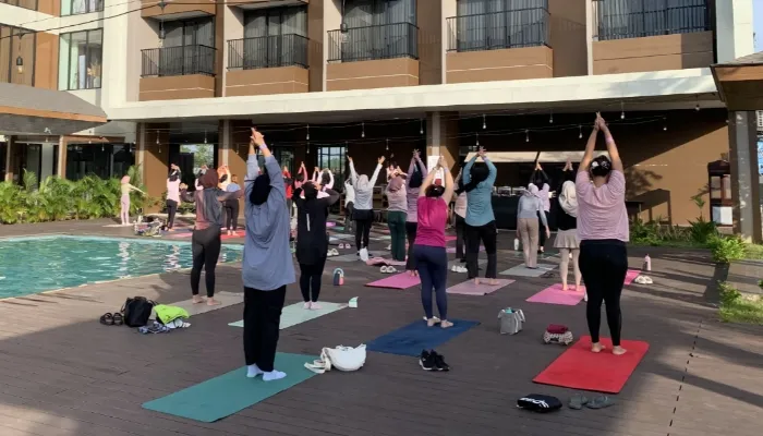 Yoga Outdoor di Myze Hotel Sumenep, Puluhan Peserta Nikmati Harmoni Pagi di Tepi Kolam