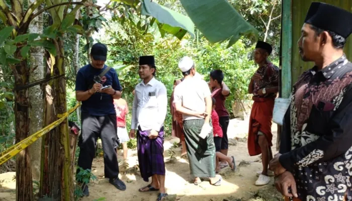 Pria di Komis Sampang Ditemukan Tewas Tergantung di Pohon
