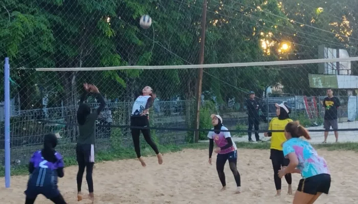 Jelang Piala Wali Kota Surabaya, Voli Pantai U-23 Putri Sumenep Matangkan Strategi