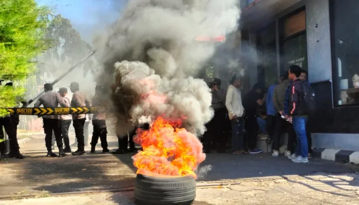Demo Panas di PN Sumenep, Massa Desak Kepala Pengadilan Mundur