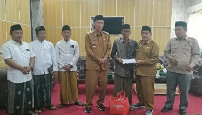 Pemkab Sumenep Serahkan Bantuan Rp30 Juta untuk Korban Kebakaran di Giligenting