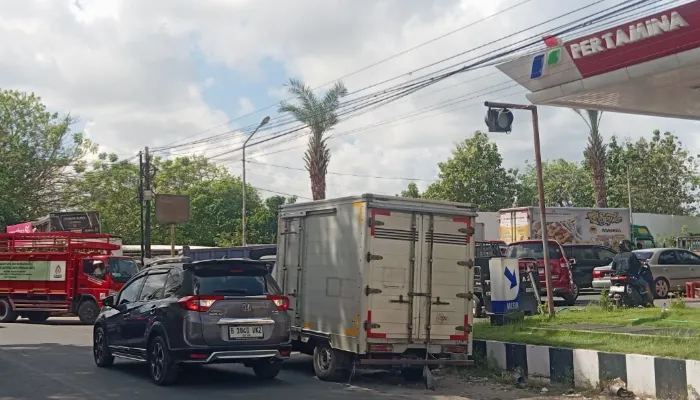 Pertalite Langka, Antrean Kendaraan di SPBU Sumenep Kian Panjang