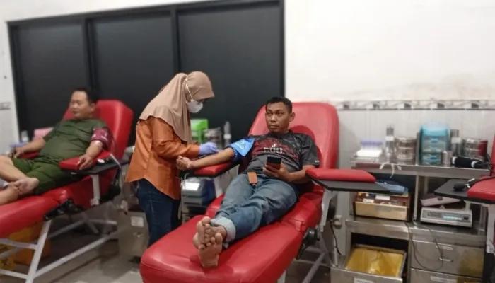 TNI Hadir untuk Kemanusiaan, Danki Medis Yonif 931/Ksatria Joko Tole Gerak Cepat Donorkan Darah untuk Warga Sumenep