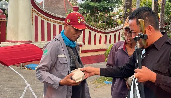 Donasi Atas Nama Letkol Teddy Perluas Aksi Jumat Berkah di Sumenep