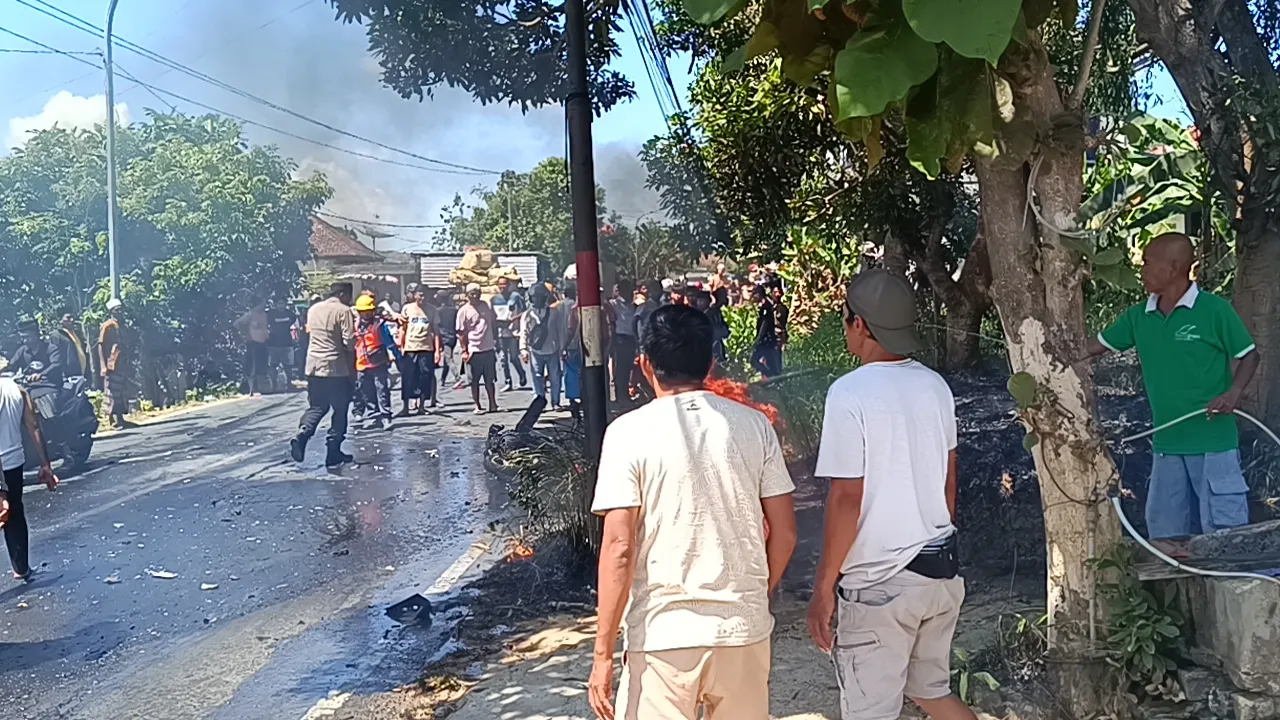 Breaking News : Motor vs Mobil Pengangkut Tembakau, Korban Meninggal Terbakar