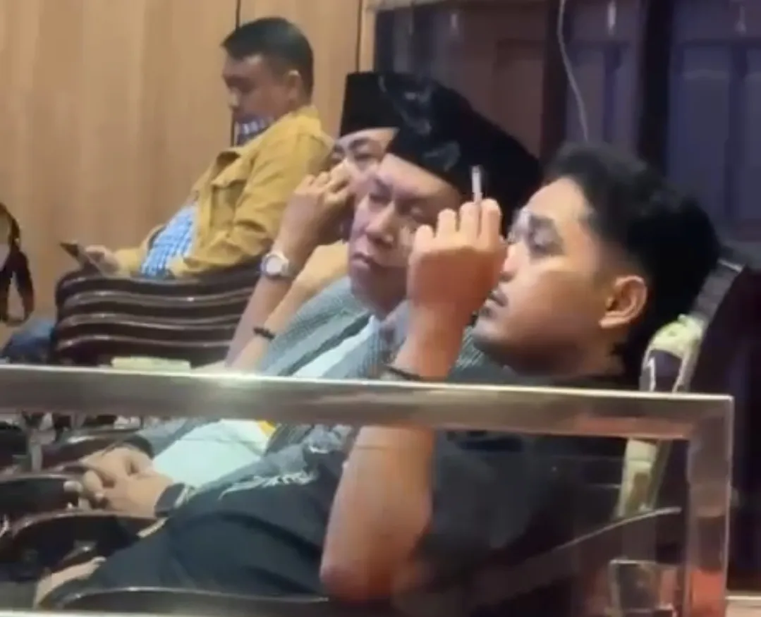 Rapat KUA-PPAS DPRD Sumenep Diwarnai Aktivitas Merokok